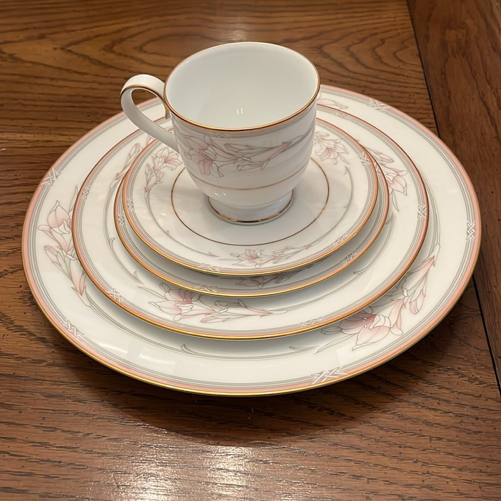Noritake Jenna five piece place setting, 11 settings available